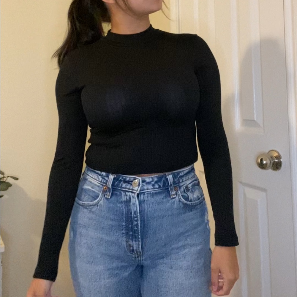H&M Divided Cropped Turtle Neck